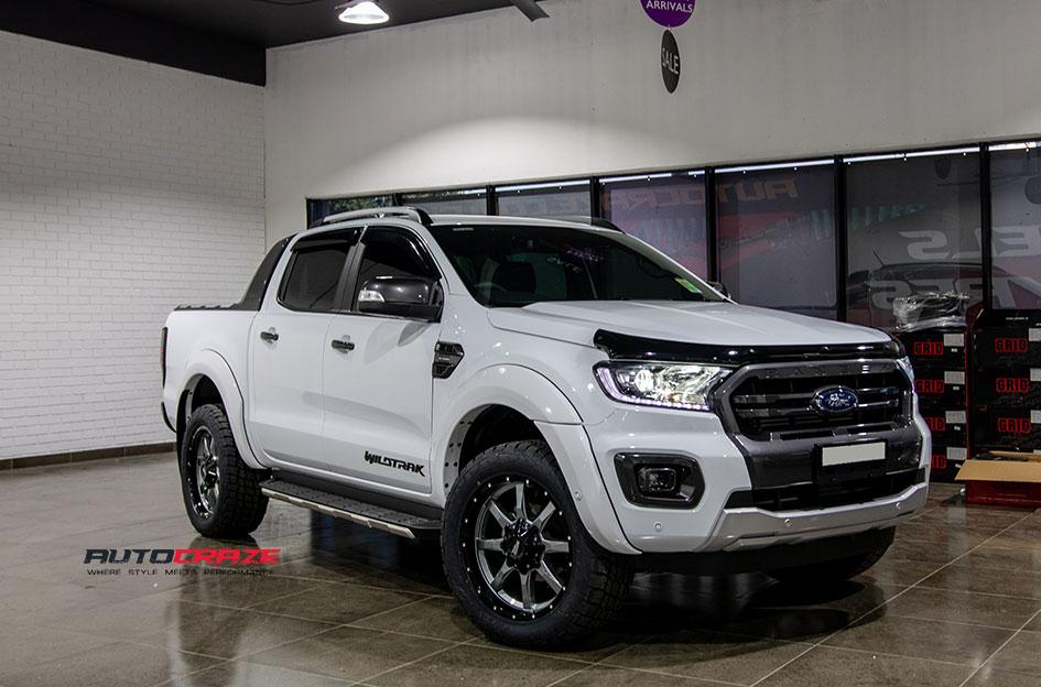 FORD RANGER MO970 GLOSS GREY CENTRE WITH BLACK LIP